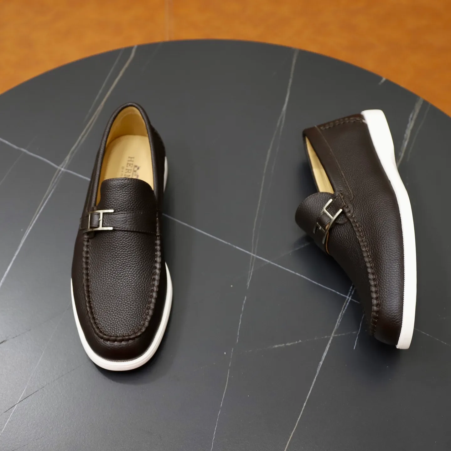 Ex-factory price: 560💰Hermès/Hermès slip-on men's shoes. This shoe is made of imported pebbled cowhide. It has simple and smooth lines and is combined with aerodynamically designed 3CM rubber foam ultra-light soles! Youthful and fashionable, classic H-shaped hardware buckle decoration, calf lining gently wraps the feet, with logo cowhide feet, casual and urban style, highlighting youthful vitality, sports and leisure version, super versatile, code number: 38-39-40-41-42-43-44 standard leather shoe size (45 can be customized but does not support returns)